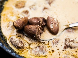 Пилешки сърца с бекон, масло, лук, гъби, топено сирене, кашкавал и сметанов сос - снимка на рецептата